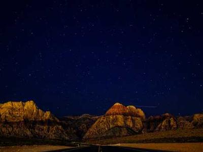 The Powerful Messages That Woody Guthrie & Pete Seeger Inscribed on Their Guitar & Banjo: “This Machine Kills Fascists” and “This Machine Surrounds Hate and Forces it to Surrender”